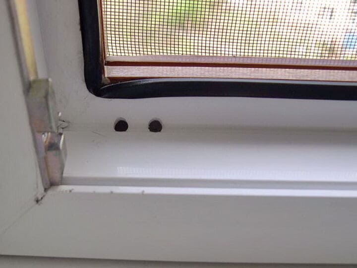 наружное дренажное отверстие в раме окна