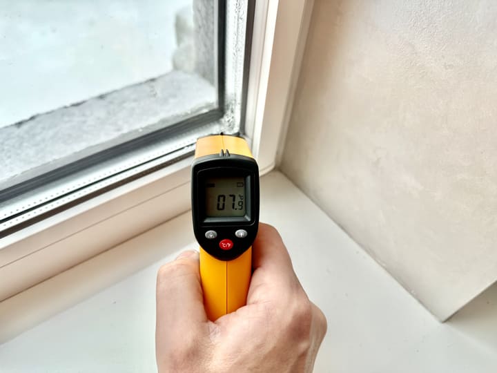 проверка температуры на поверхности окна пирометром 